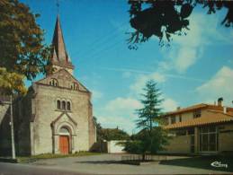 79 - BRIOUX Sur BOUTONNE - La Place De L'Eglise. (la Poste) - Brioux Sur Boutonne