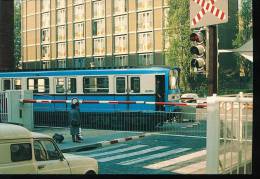 Le Metropolitain De Paris -- Rame Franchissant Le Passage A Niveau De La Rue De Lagny , Dans Le 20 Eme Arrt. -- 1986 - U-Bahnen