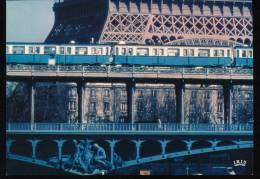 Paris --- Le Metro Au Pont De Bir - Hakeim, Devant La Tour Eiffel - Metropolitana