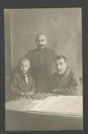 Delcampe - BOY  AND  OLD MAN  PLAYING  CHECKERS   DRAUGHTS   , OLD REAL PHTO POSTCARD,  O - Chess