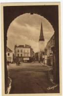 ISSOUDUN  -  La  Place Et Le Clocher Saint Cyr. - Issoudun