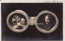 Carte Postale Fantaisie  Photo Montage-Jeune Fille-Jumelle-Lunettes-les Jumelles Applaudissements-VOIR 2 SCANS - - Photographie