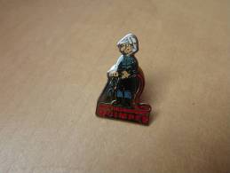 Pin´s "AMICALE DES SAPEURS POMPIERS - QUIMPER" (29) - Pompiers