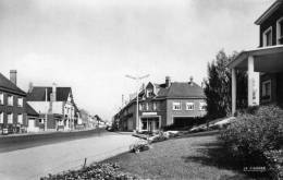 ROSIERES EN SANTERRE   (Somme)     -  Rue Jean Jaurès  Vue De La Mairie - Rosieres En Santerre