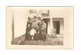 Carte Photo : Photo D'une " Famille D'accueil " D'un Militaire - Oorlog 1914-18