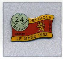 * Pin's  Ville, Sport  PETANQUE 24 Heures à Pétanque, LE  MANS Avec Le Comité De La SARTHE En 1992  ( 72 ) - Pétanque