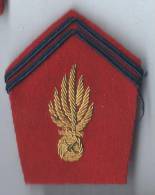 Armée FR/ Un  écusson De Col/ Grenade Brodée Métallique Doré/ Fond Rouge/vers 1960        ET15 - Patches