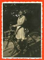 PHOTO Jeune Femme Et Sa Bicyclette - Cycling