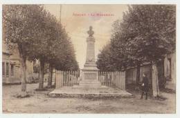 AUNEUIL : LE MONUMENT - UNE JEUNE FILLE SE RECUEILLE - CPA ECRITE - 2 SCANS - - Auneuil