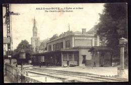 CPA ANCIENNE- FRANCE- AILLY-SUR-NOYE (80)- LA GARE COTÉ INTERIEUR EN GROS PLAN- ANIMATION- BARRIQUES- SÉMAPHORE- - Ailly Sur Noye