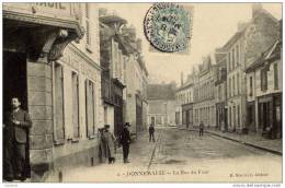 77 - DONNEMARIE-DONTILLY - La Rue Du Four - Animée - Donnemarie Dontilly