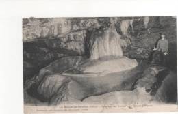 LA BALME LES GROTTES Intérieur Des Grottes : La Grande Fontaine Avec Le Guide éclairé Par Son Bougeoir - La Balme-les-Grottes