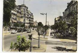 ANGERS - Boulevard Maréchal  -   Beau Plan De Voitures Des Années 50 .  Dentelée. - Angers