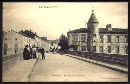 CPA ANCIENNE- FRANCE- BRASSAC (81)- ENTRÉE DE LA VILLE AVEC BELLE ANIMATION SUR LE PONT-COSTUMES DU DIMANCHE- LA TOUR- - Brassac