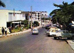 LIBREVILLE Gabon Avenue De La Mairie, Automobiles, Drapeau, Pharmacie - Gabun