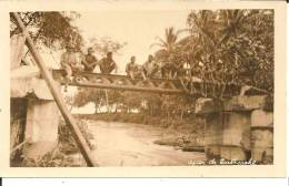 DTP GUINEA 018 / Fotokarte Nach Einem Erdbeben. Menschen Auf Einer Brücke Am Fluss ** - Ehemalige Dt. Kolonien