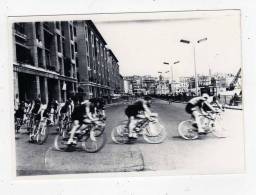 VRAIE PHOTO ARGENTIQUE ANCIEN  MARSEILLE VIEUX PORT COURSE VELO CYCLISME Tour De France - Cyclisme