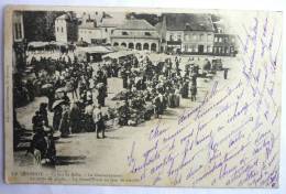 CPA LE QUESNOY 59 -  LE JEU DE BALLE - LE GOUVERNEMENT - LE CORPS DE GARDE - LA GRAND'PLACE UN JOUR DE MARCHE Précurseur - Le Quesnoy