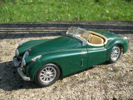 BURAGO  - JAGUAR XK 120 SPIDER  NO BOITE  Scala 1/24 - Burago