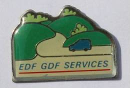 Pin's  EDF GDF SERVICES - La Voiture Bleue Dans Le Paysage -  C368 - EDF GDF
