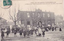 CPA 42 @ LE CHAMBON FEUGEROLLES @ L ' Hôtel De Ville Incendié Dans La Nuit Du 24 Avril 1910 @ Animé - Le Chambon Feugerolles