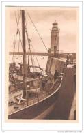 LE GUILVINEC, Finistère: Le Phare / Leuchtturm / Lighthouse; Départ D´un Bateau De Pêche ; TB - Guilvinec