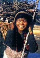 Nepal Photo Claude Sauvageot, Femme Souriante Ortant Une Hotte Remplie De Bois, Bijoux - Népal