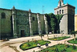 ALMERIA - La Catedral / The Cathedrale / La Cathédrale, 4 Personnages Dans Les Jardins Devant L'édifice - 2 Scans - Almería