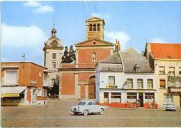 Le Quesnoy Place Du Général Leclerq Voiture Dauphine Renault - Le Quesnoy