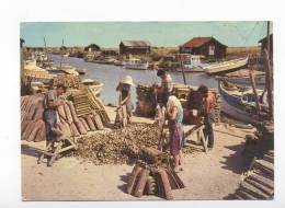 Le Détroquage Des Huitres Au Chenal D'Ors. Marennes - Oléron. - Marennes