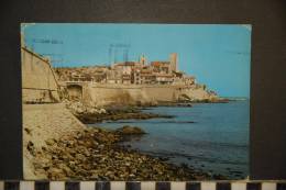 06 ANTIBES ET SES REMPARTS   VUE D'ENSEMBLE DU COTE MER  776 EDITIONS MONTLUET  VOYAGEE 1974 - Antibes - Les Remparts