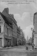 62  HESDIN   PAS DE CALAIS  -  RUE PAROISSE  FACTEUR  - CPA   N/B  9x14 BE - Hesdin