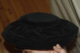 CHAPEAU Ancien MODE 1930 Grand VELOURS NOIR Plissé / NELBUR PARIS - Cuffie, Cappelli, Berretti