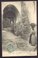 CPA ANCIENNE- FRANCE- LA GARDE (83)- UNE VIEILLE RUE EN PENTE- ESCALIERS USÉS- FEMME PORTANT DE L'HERBE SUR LA TETE- GRO - La Garde Freinet