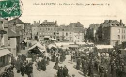 CPA 53 MAYENNE LA PLACE DES HALLES JOUR DE MARCHE 1908 - Mayenne
