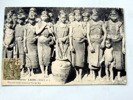 Carte Postale Ancienne : LAOS : Femmes Lovés Buvant Le Vin De Riz , Enfant Nu , Timbre - Laos