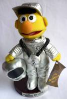 RARE POUPEE PELUCHE BART ASTRONAUTE RUE SESAME SESAMSTREET 2000 TTBE 28CM SUR SON SOCLE EN BOIS ET METAL - Altri & Non Classificati