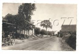 Fontaine-Salees (89) : La Rue Principale Du Bourg Prise Au Niveau Du Garage, Faucheuse à Fontaine En 1950 (animée). - Fontaines Salees