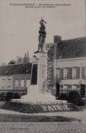 D 59 -  STEENWOORDE - Maisons Et Habitants Au Balcon - Monument Des Enfants Morts Pour La Patrie. - (voir Scan). - Steenvoorde