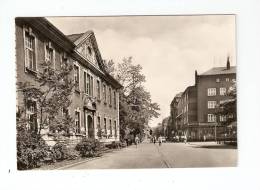 CSM : Bitterfeld : Strasse Der Republik Mit Loberschule : Immeubles - Animation - Voitures Gebäude - Lebhaftigkeit  Auto - Bitterfeld