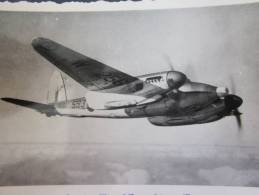 MILITARIA Photo ,Photographie Avion à Hélices En Vol (à Identifier)Base Aérienne (BAG 1951 écrit Au Verso Photo) - Aviazione