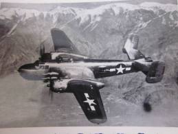 MILITARIA Photo (Gevaert) ,Photographie Avion à Hélices En Vol Au-dessus  Montagnes(modèle Type Américain à Identifier) - Luchtvaart
