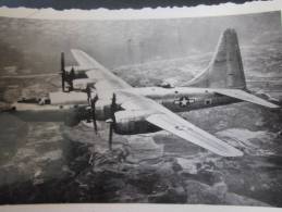 MILITARIA Photo (Gevaert) ,Photographie Avion à Hélices En Vol Au-dessus D'une Ville(modèle Type Américain à Identifier) - Aviación