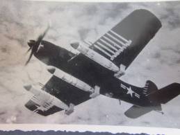 MILITARIA Photo (Gevaert),Photographie Avion à Hélices Armés De Missiles Et Roquettes(modèle Type Américain à Identifier - Fliegerei