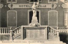 CPA-ST-GEOIRE-en-VALDAINE (38)- Le Monument Aux Morts Sert Aussi D'escalier Pour L'Hôtel De Ville - Saint-Geoire-en-Valdaine