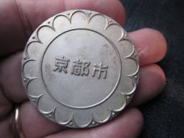 MEDAILLE "SYMBOLES CHINOIS OU JAPONAIS " NON IDENTIFIES - Professionnels / De Société