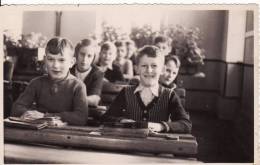 Carte Postale Photo -Intérieur D´une Salle De Classe-ECOLE-ENSEIGNEMENT -Enfant Au Pupitre-A SITUER-VOIR 2 SCANS- - Photographs