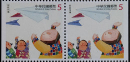 Pair Taiwan 2013 Children At Play Booklet Stamp Paper Airplane Plane Kid Boy Girl Costume - Neufs