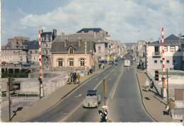 CHERBOURG - Le Pont Tournant Et La Rue Du Val De Saire.  Beau Plan De 2 CV   .  CPM Dentelée. - Cherbourg