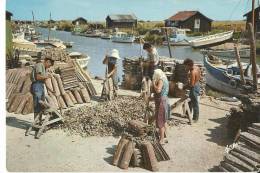 17 Marennes -oleron  Le Detroquage Des Huitres Au Chenal D'ors Bateaux Animée - Marennes